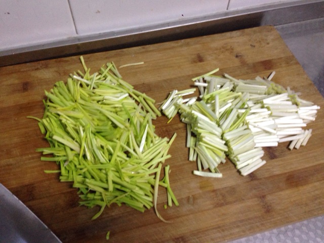 木耳蒜黄炒肉的做法图解1