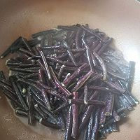 炒紫色的豇豆的做法图解6