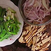 蒜苗炒豆干的做法图解1