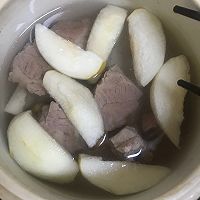 秋冬润燥—无花果雪梨排骨汤的做法图解2