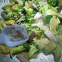 蒜蓉肉炒西蓝花的做法图解5