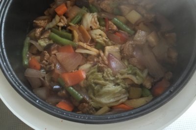 鸡肉焖饭