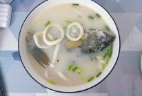 #冬季滋补花样吃法#奶白奶白的鲫鱼鱿鱼海鲜菇汤的做法
