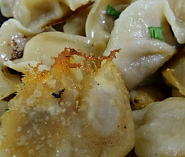 速冻水饺版冰花煎饺的做法