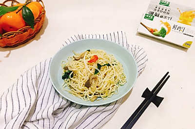鸡汁菌蔬炒面