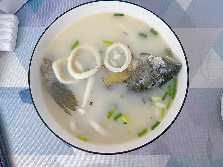 奶白奶白的鲫鱼鱿鱼海鲜菇汤的做法