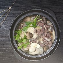 羊肉菌菇锅，一口下去，既鲜又暖胃