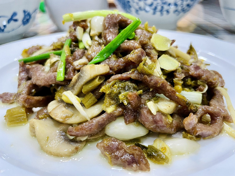 零腹担的咸菜蘑菇炒牛肉的做法