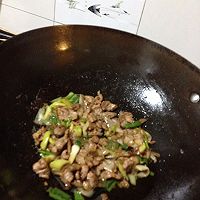 葱爆羊肉的做法图解1