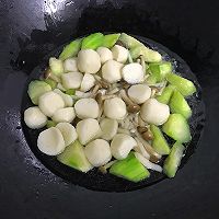 鲜美营养又去燥的鳕鱼丸菌菇丝瓜汤的做法图解5