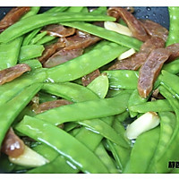 巨简单，巨下饭❗️5分钟快手家常菜～荷兰豆炒腊肠的做法图解6