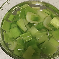 鱿鱼炒西芹的做法图解5