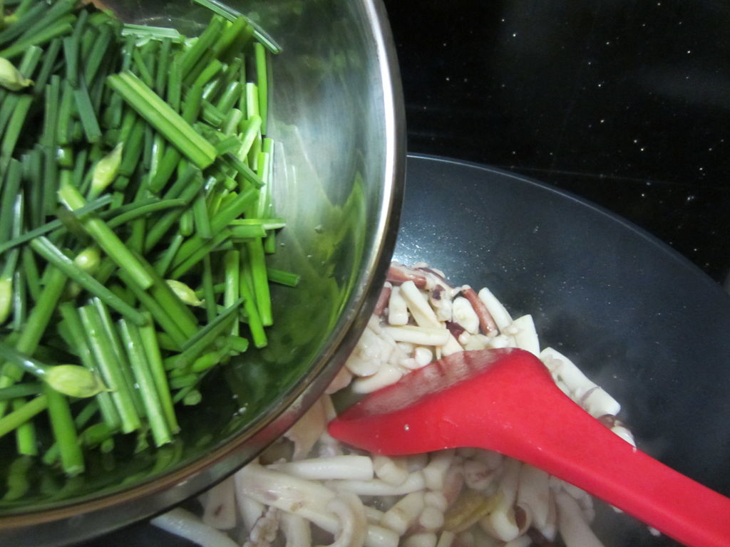 家常菜，韭菜炒鱿鱼就应该这样做，炒出来鱿鱼鲜嫩多汁，特别好吃