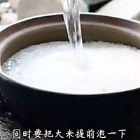 #美食视频挑战赛# 加拿大北极虾腊味煲仔饭的做法图解2