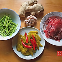 泡椒小炒牛肉#多力金牌大厨带回家-天津站#的做法图解1