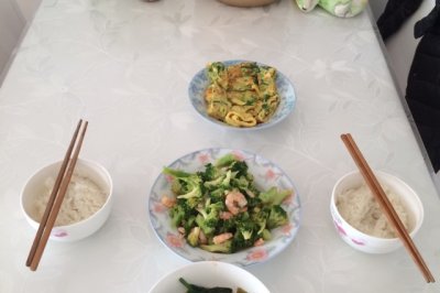 鸡蛋卷+西兰花炒虾仁+酱香菠菜