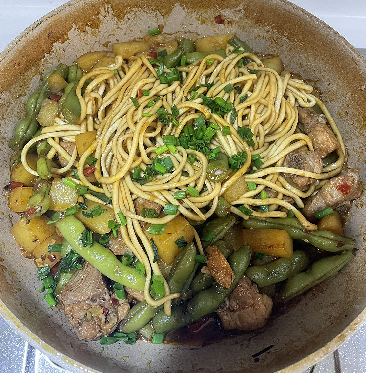 排骨土豆豆角焖面的做法