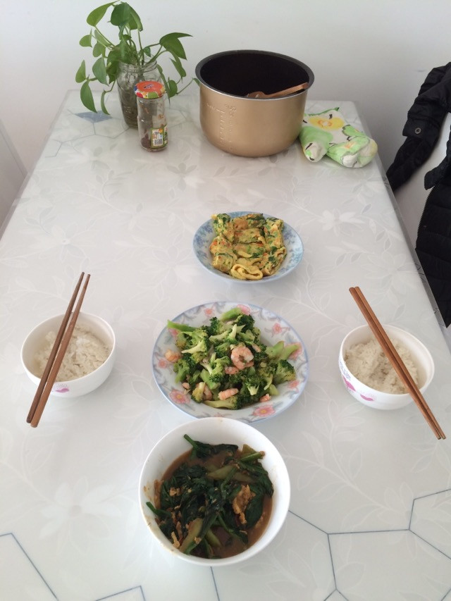 鸡蛋卷+西兰花炒虾仁+酱香菠菜的做法