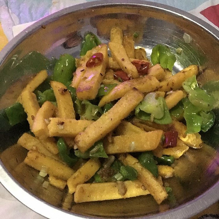 下饭菜小炒玉米饼的做法