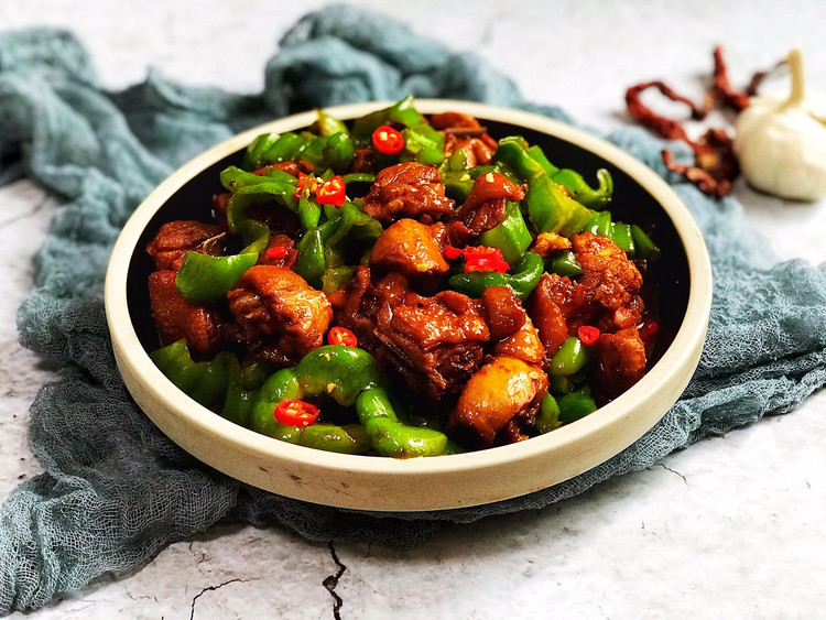秒杀黄焖鸡米饭的尖椒炒鸡块的做法