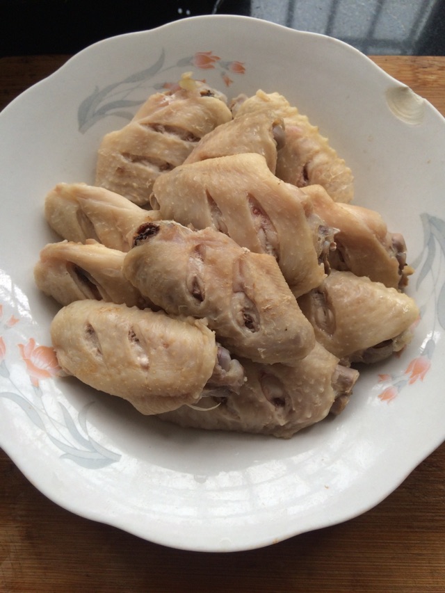 红烧鸡翅中的做法图解1
