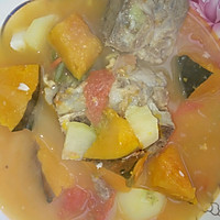 南瓜土豆西红柿排骨汤的做法图解1