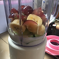 葡萄青瓜香蕉麦片奶昔的做法图解1