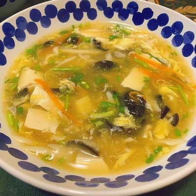 红红绿绿的酸辣汤