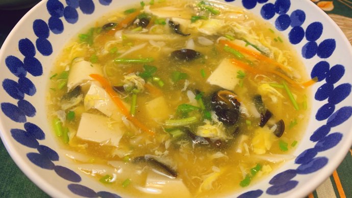 红红绿绿的酸辣汤