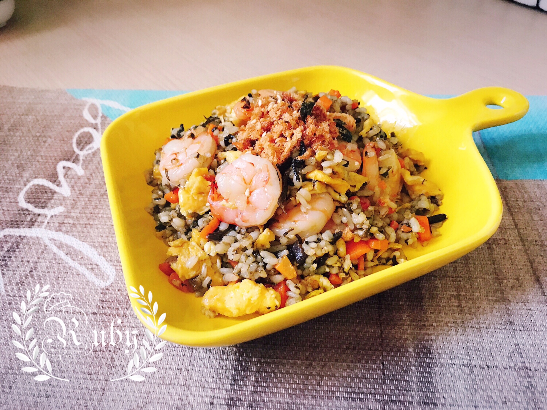 Fried brown rice with shrimp and olive