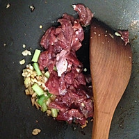 红椒爆牛肉（宝贝可吃，不辣，营养哦）的做法图解4