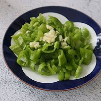 青椒鸡蛋拌面的做法图解2