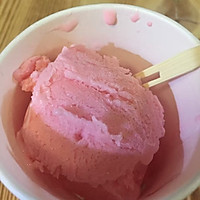 草莓冰激凌的做法图解2