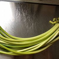 快手菜也是下饭菜——蒜苔炒肉丁的做法图解1