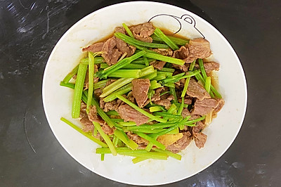 十分钟快手早餐—西芹炒牛肉，肉质鲜嫩营养，西芹清脆爽口