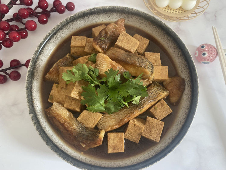 红烧鲈鱼块炖豆腐的做法