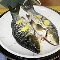 江湖菜~无刺双椒鲫鱼的做法图解3