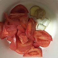 番茄排骨汤的做法图解1