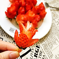 情人节送你一盘甜蜜的草莓花的做法图解10