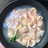 干香菇炖鸡肉的做法图解1