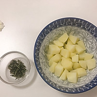 #我要上首焦#迷迭香煎土豆，两种食材制作出一道美味佳肴的做法图解3