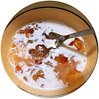 银耳桃胶牛奶羹的做法图解2