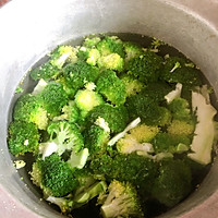 减肥必备！西蓝花炒鸡胸肉的做法图解2