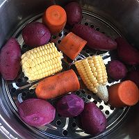 紫薯玉米窝窝头的做法图解1