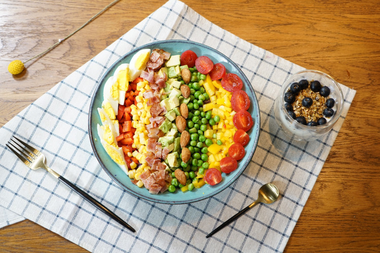 精致早餐：玉米青豆培根沙拉配酸奶水果燕麦片的做法