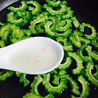 #植物蛋 美味尝鲜记#植物蛋炒苦瓜的做法图解4