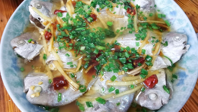 8分钟就能出锅的------清蒸葱油小鲳鱼