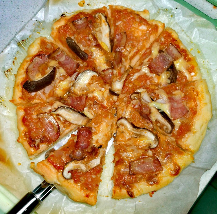 披萨入门基本款--番茄培根披萨，超详细解码全流程的做法