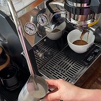 拿铁咖啡拉花玫瑰️☕️视频制作过程的做法图解4