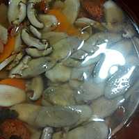 秋、冬季牛蒡胡萝卜香菇猪骨汤的做法图解2